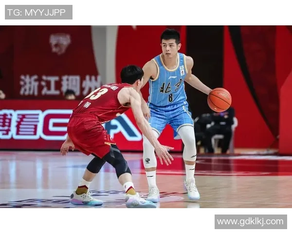 方硕在篮球赛场的崛起与挑战：从新星到领袖的成长之路